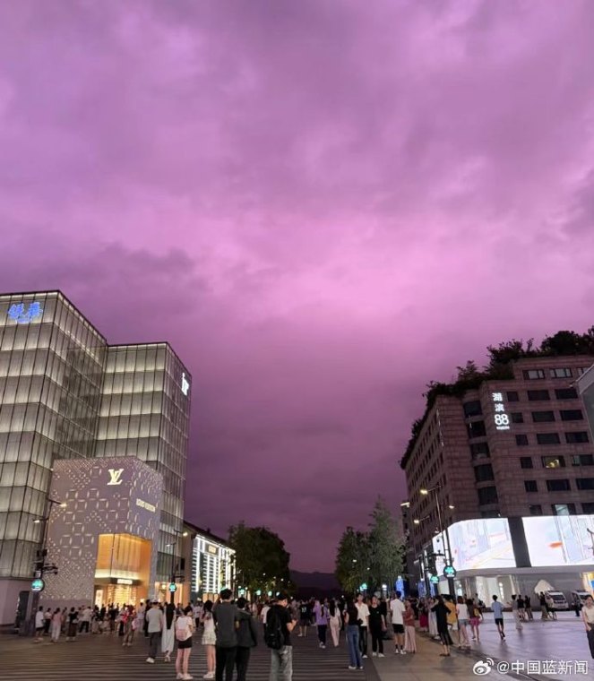 今晚,上海、杭州的天空变成了粉紫色!不要被它迷惑:台风“巴威”登陆在即!杭州地铁:7月12日6时起,将全线停运